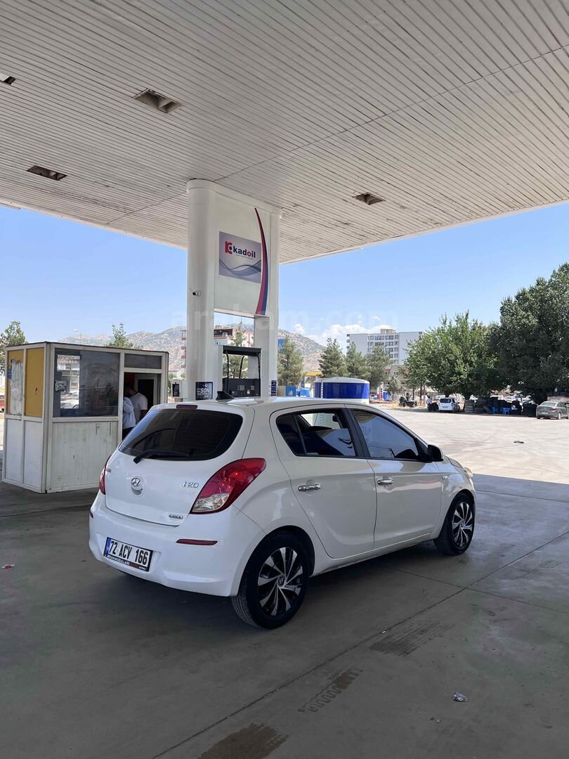 Galeriden Hyundai i20 1.4 CRDi Style 2013 Model Batman 157.258 km Beyaz 3