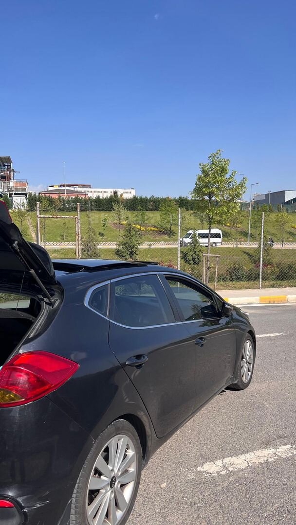 Sahibinden Kia Ceed 1.6 CRDi Concept Plus 2014 Model İstanbul 256.000 km Siyah 4
