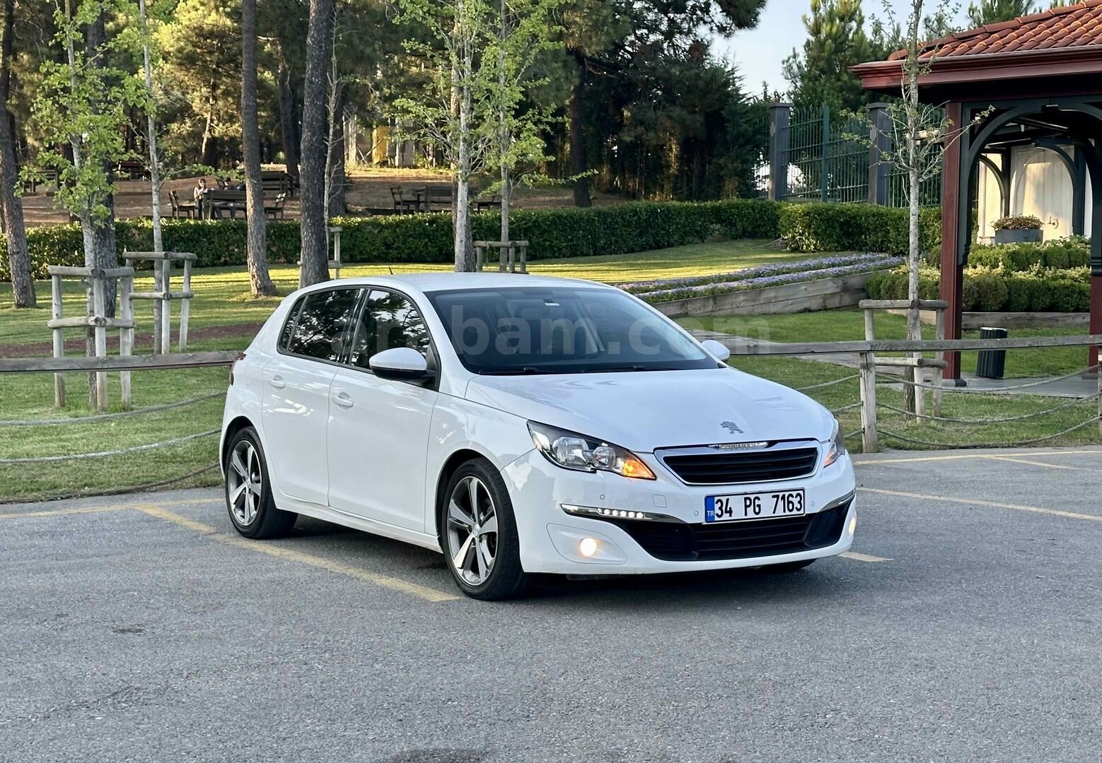 Galeriden Peugeot 308 1.6 BlueHdi Active 2015 Model İstanbul 199.000 km Beyaz 1