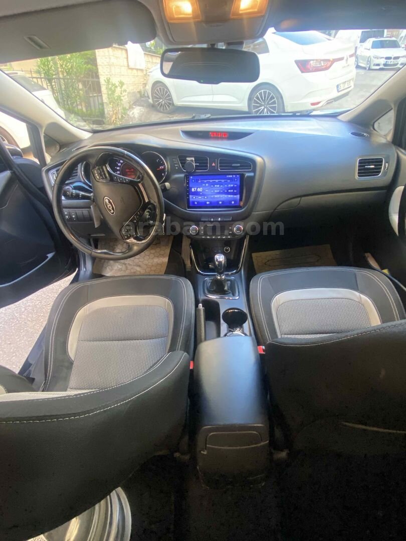 Sahibinden Kia Ceed 1.6 CRDi Concept 2013 Model İstanbul 133.000 km Siyah 4