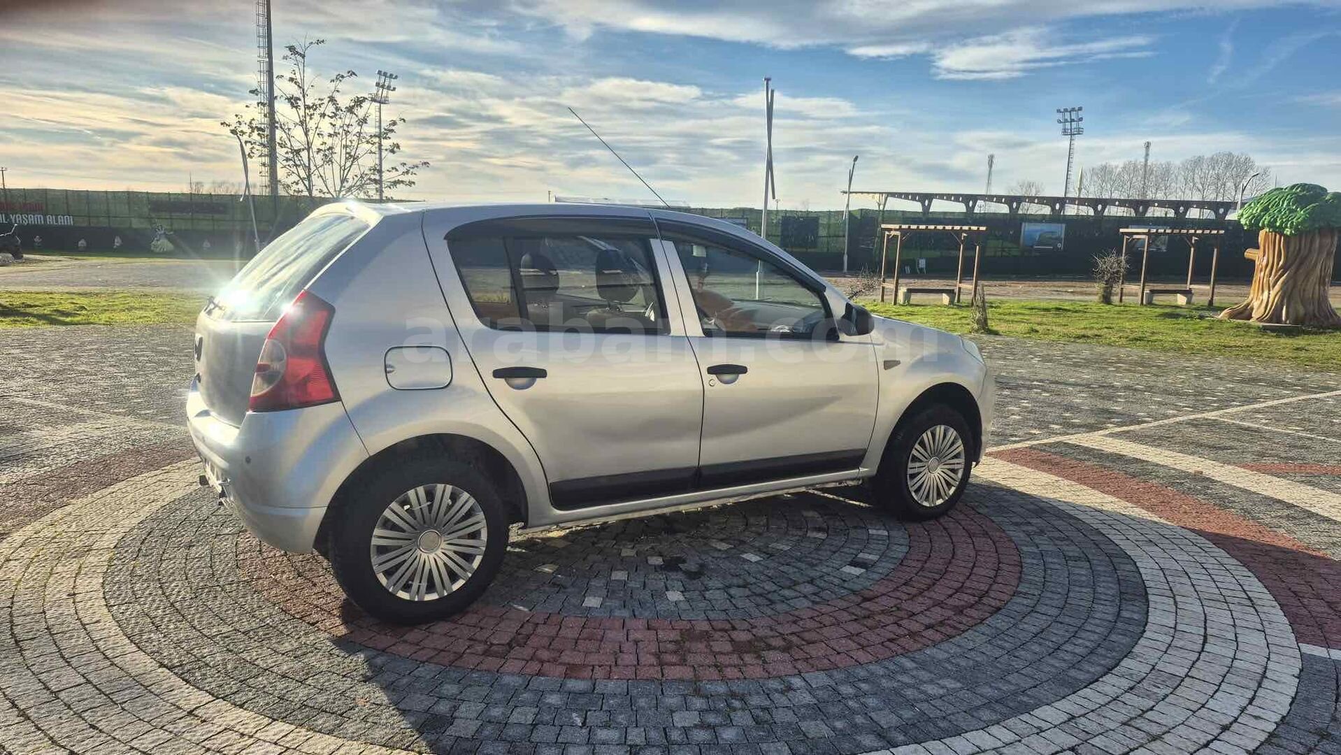 Sahibinden Dacia Sandero 1.4 Ambiance 2010 Model Samsun 265.000 km Gri (Gümüş) 3