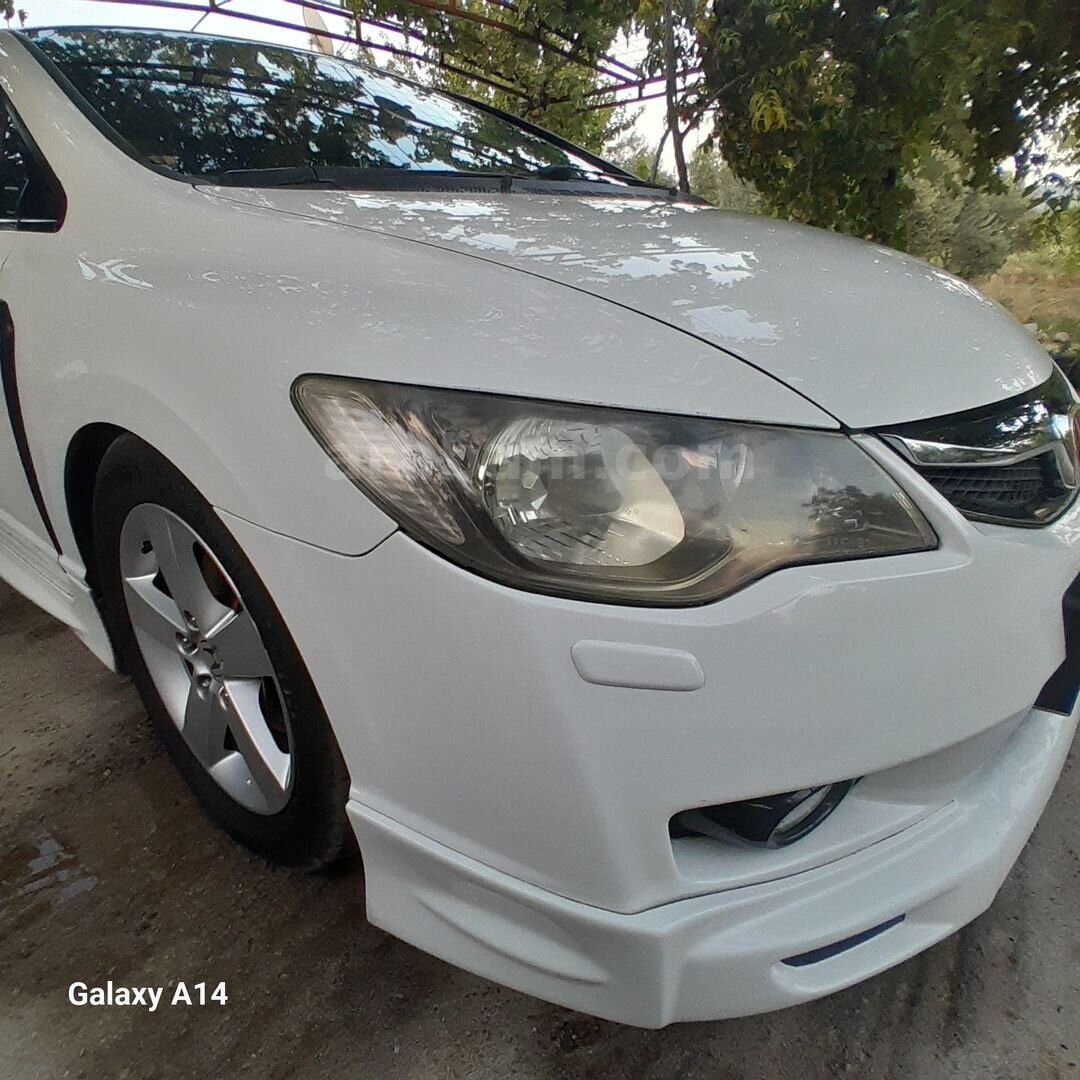 Sahibinden Honda Civic 1.6i VTEC Premium 2011 Model İzmir 252.000 km Beyaz 6