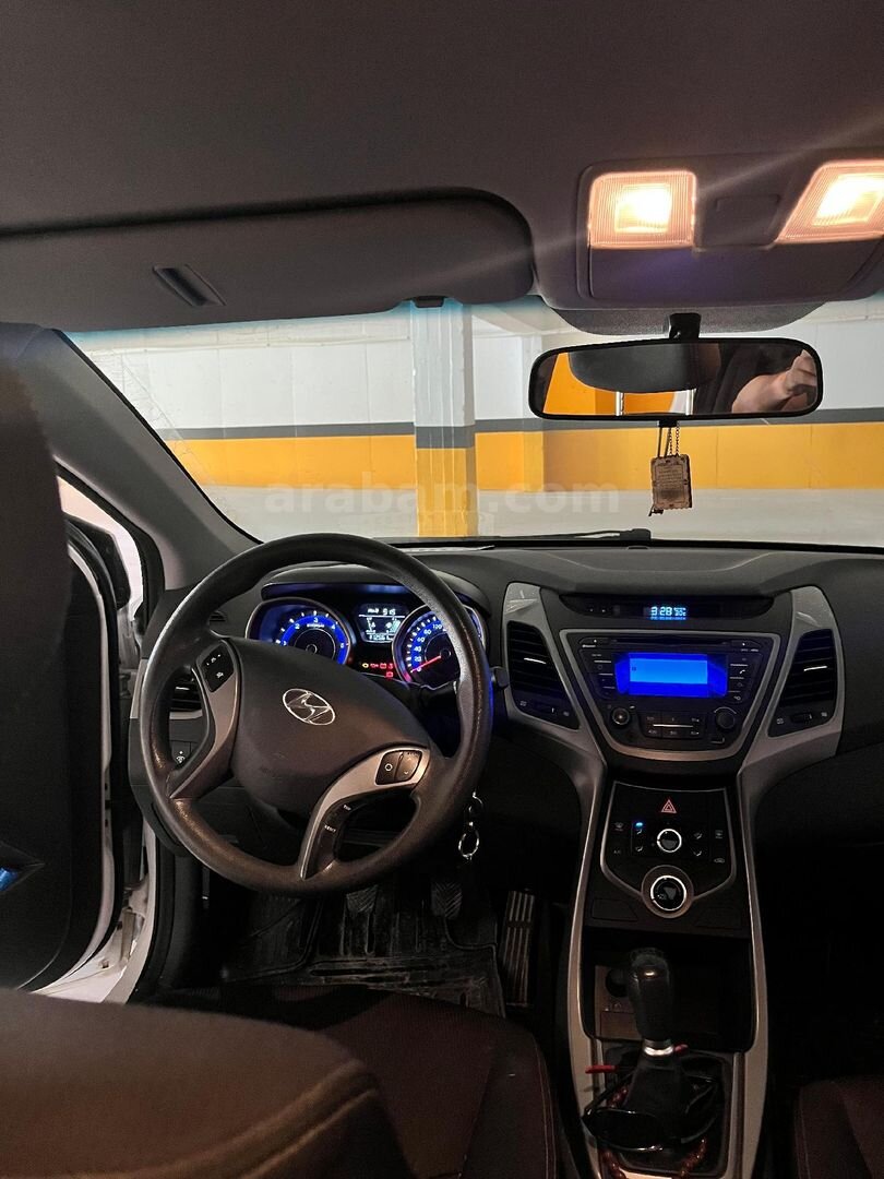 Sahibinden Hyundai Elantra 1.6 CRDi Style 2015 Model Adana 112.000 km Beyaz 6