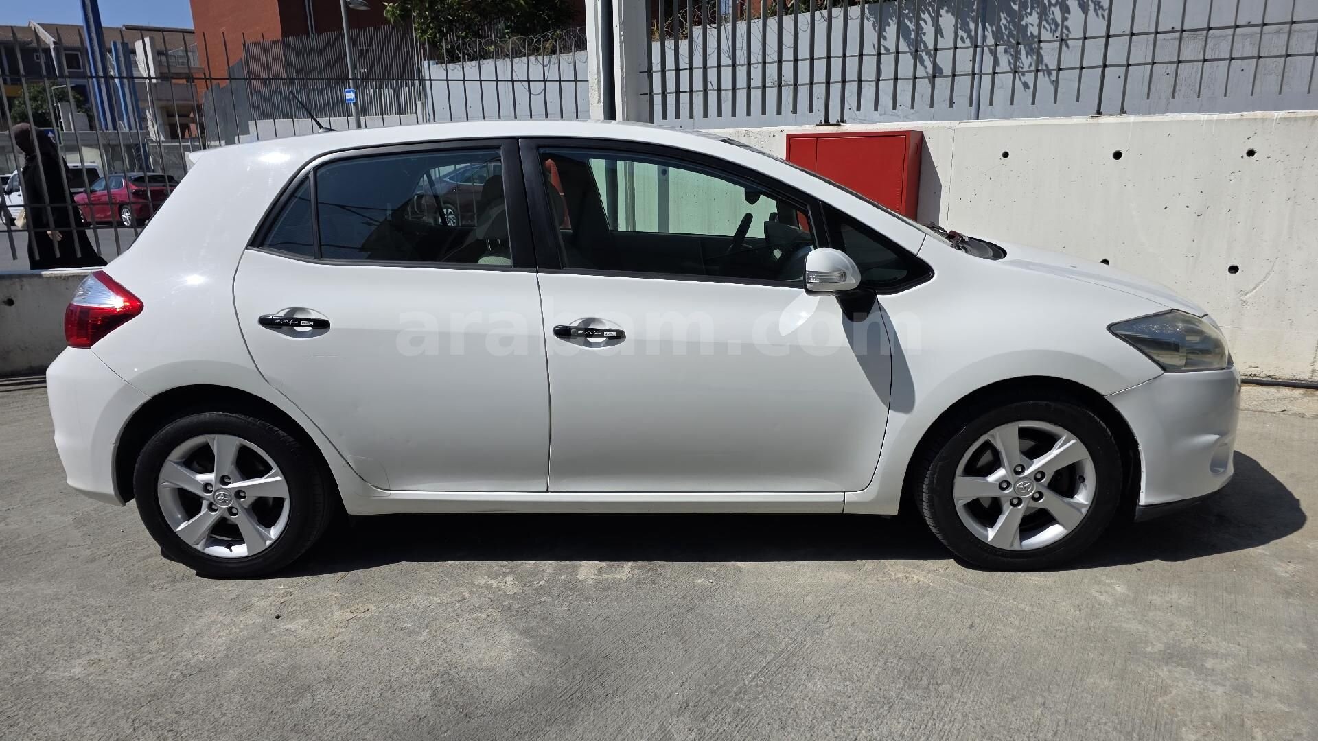 Sahibinden Toyota Auris 1.6 Elegant 2012 Model İstanbul 175.000 km Beyaz 5