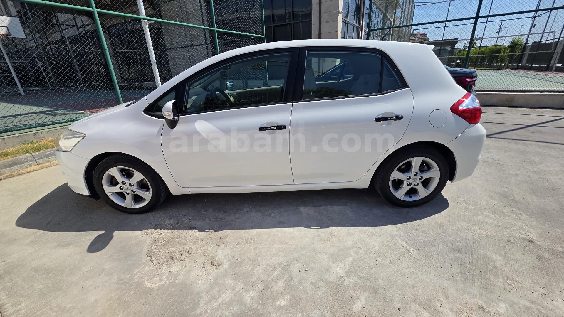 Sahibinden Toyota Auris 1.6 Elegant 2012 Model İstanbul 175.000 km Beyaz 3