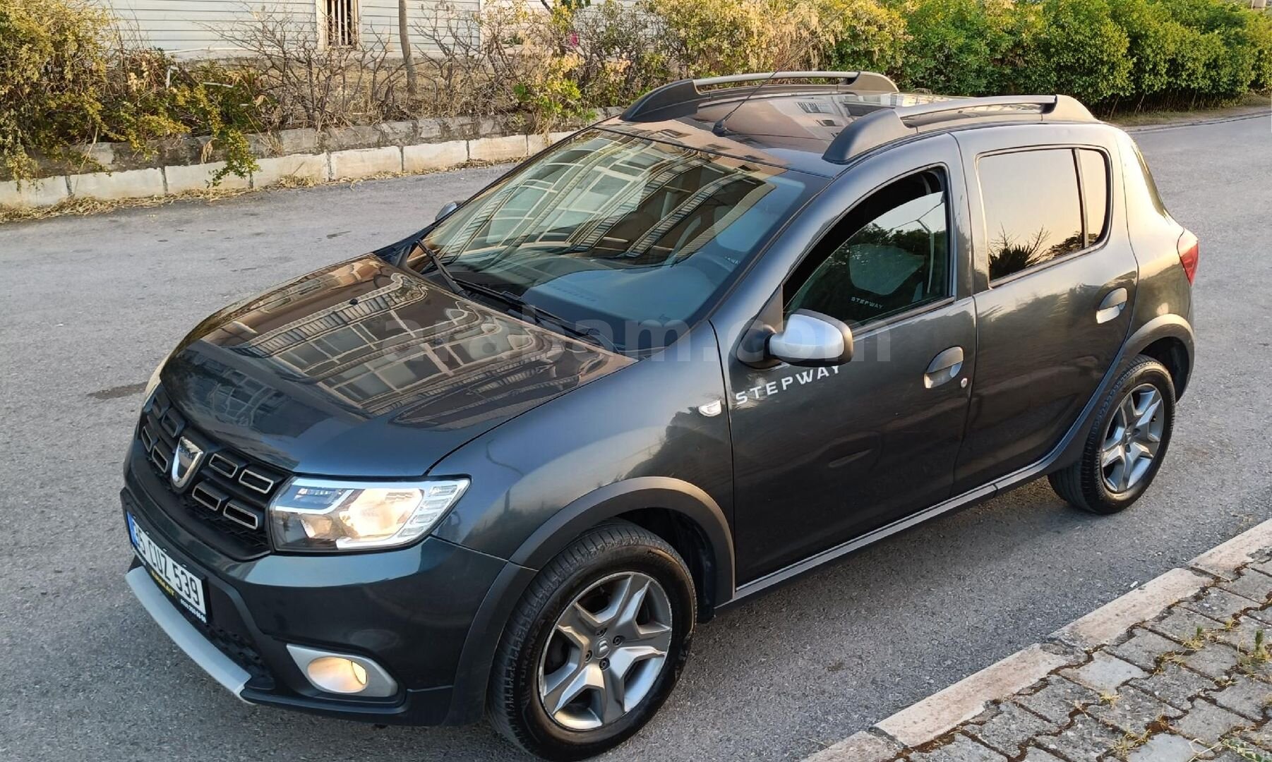 Galeriden Dacia Sandero 0.9 TCe Stepway 2019 Model İzmir 178.000 km Gri (metalik) 3