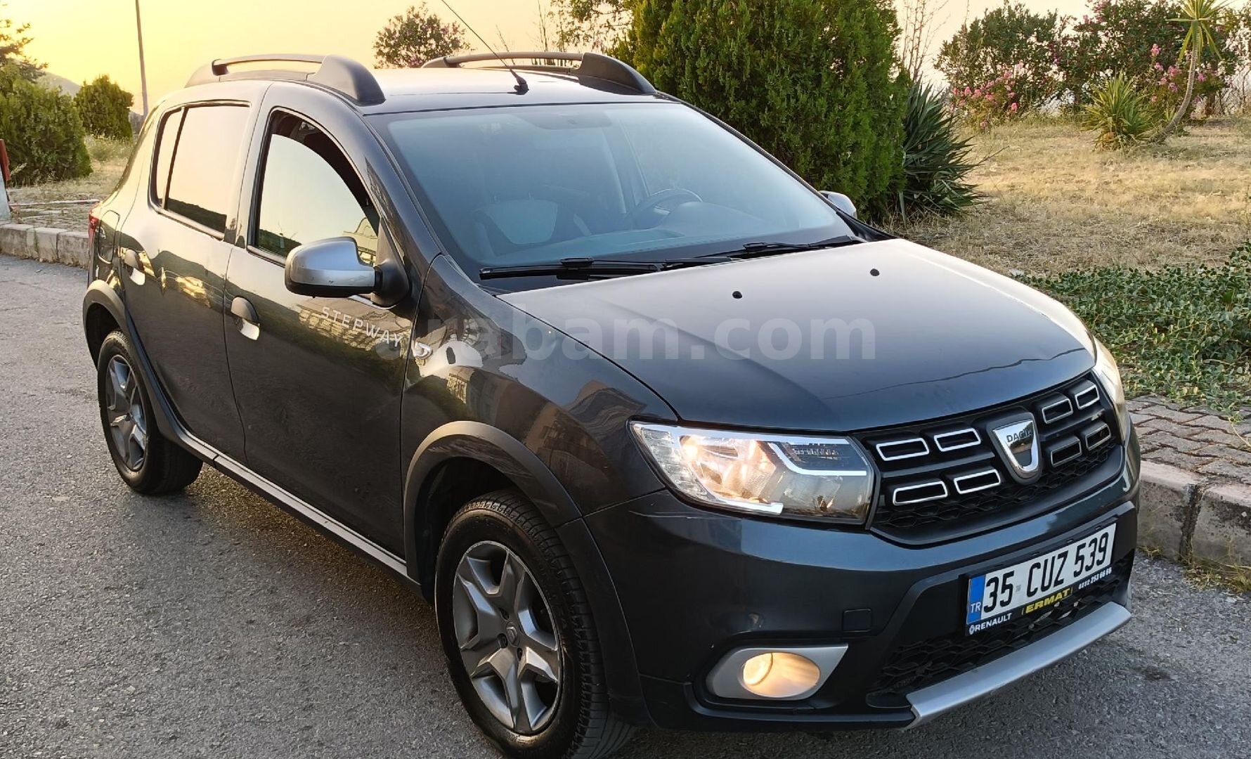 Galeriden Dacia Sandero 0.9 TCe Stepway 2019 Model İzmir 178.000 km Gri (metalik) 1