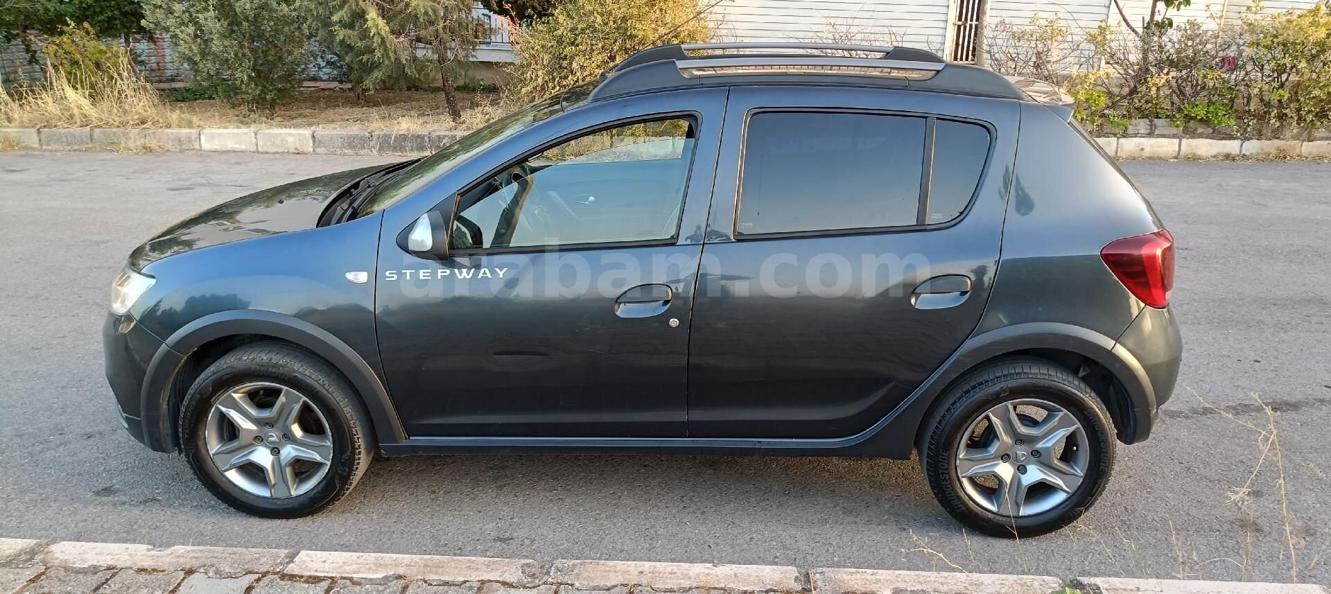 Galeriden Dacia Sandero 0.9 TCe Stepway 2019 Model İzmir 178.000 km Gri (metalik) 4