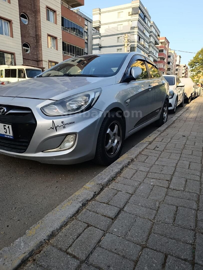 Sahibinden Hyundai Accent Blue 1.6 CRDI Mode 2012 Model İzmir 148.000 km Gri (Gümüş) 7