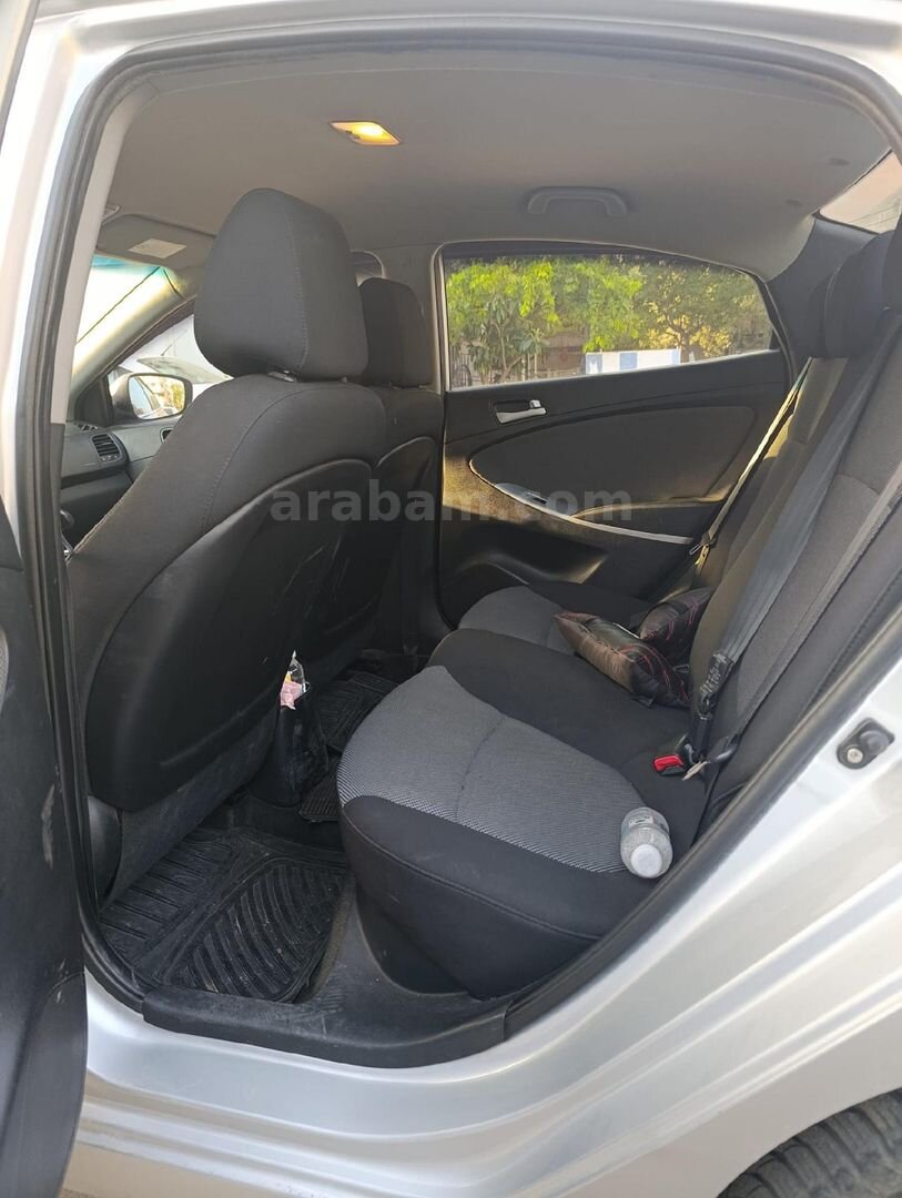 Sahibinden Hyundai Accent Blue 1.6 CRDI Mode 2012 Model İzmir 148.000 km Gri (Gümüş) 4