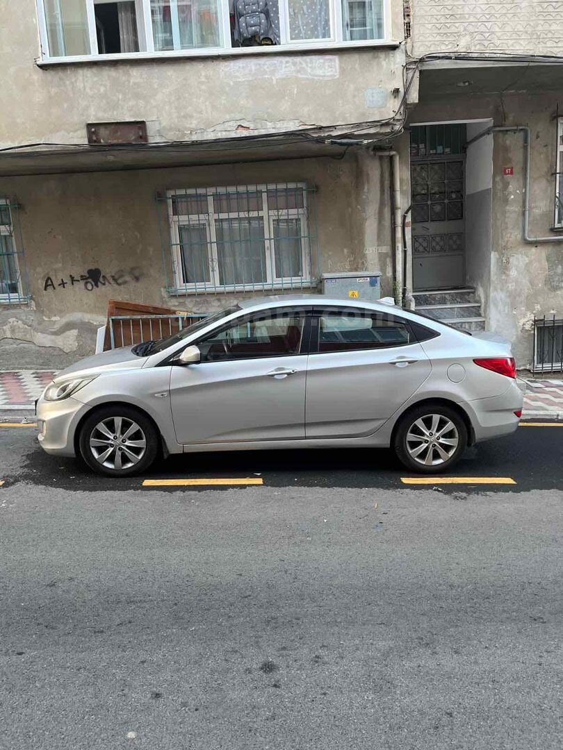 Sahibinden Hyundai Accent Blue 1.6 CRDI Mode Plus 2013 Model İstanbul 190.000 km Gri 2