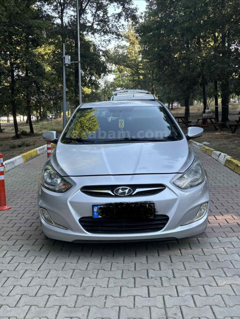 Sahibinden Hyundai Accent Blue 1.6 CRDI Mode Plus 2013 Model İstanbul 190.000 km Gri 1