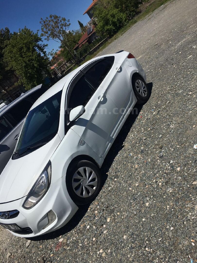 Sahibinden Hyundai Accent Blue 1.6 CRDI Mode Plus 2013 Model Ankara 288.000 km Beyaz 4
