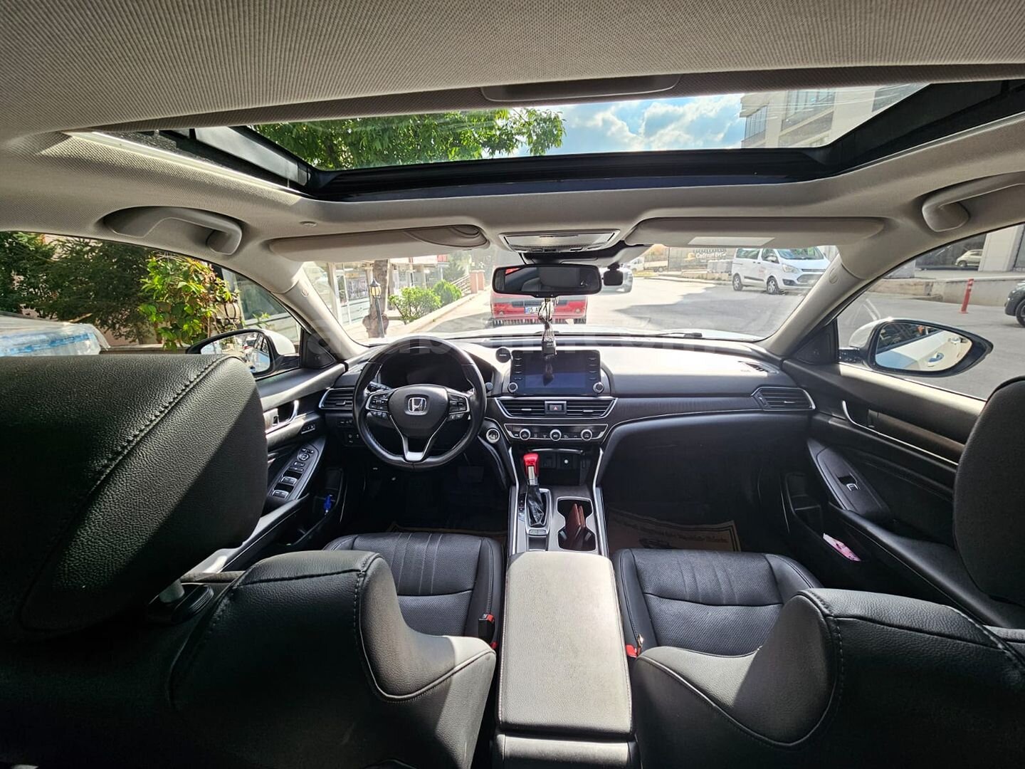 Sahibinden Honda Accord 1.5 VTEC Executive Plus 2021 Model Amasya 96.000 km Beyaz 4