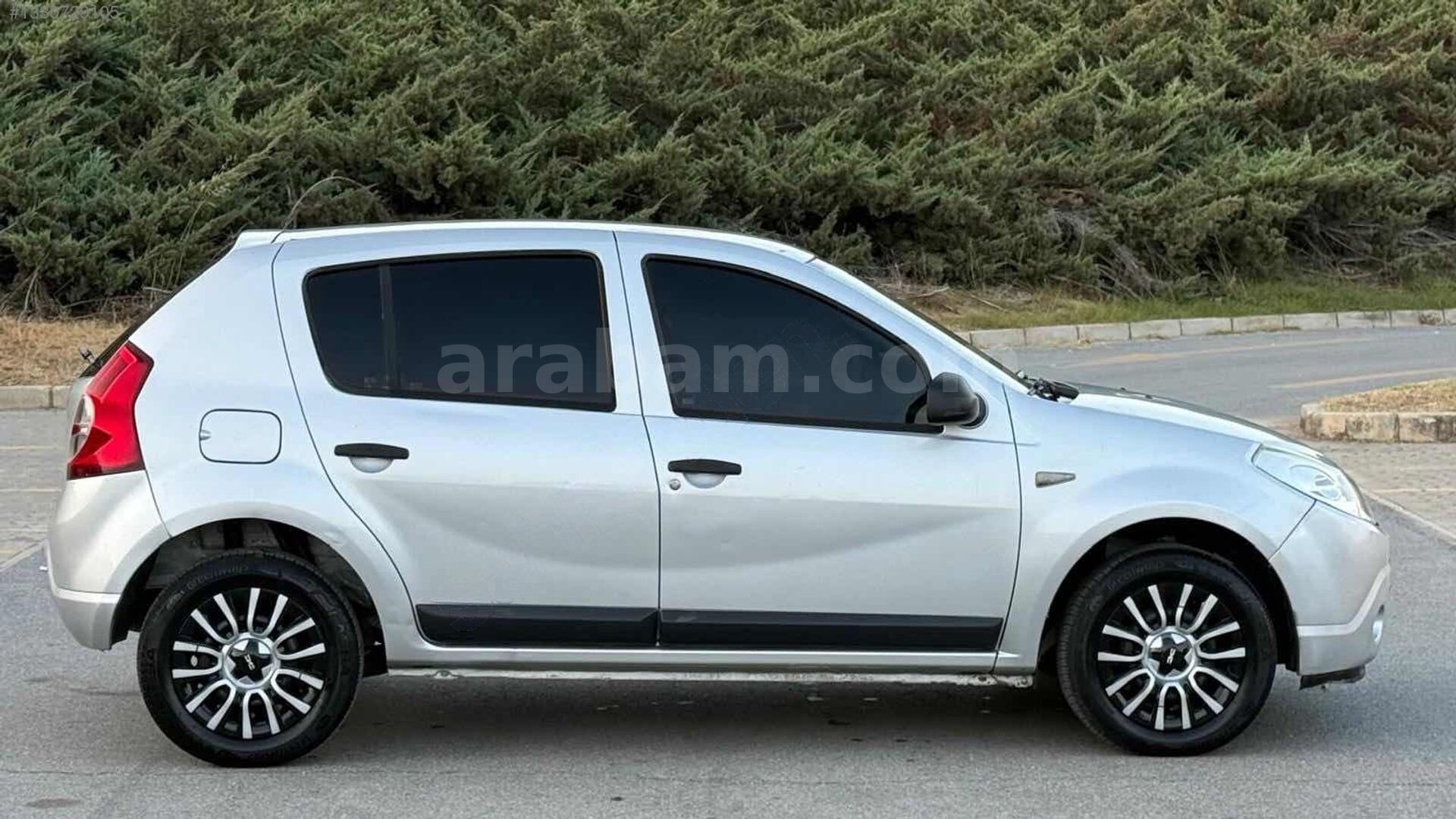 Galeriden Dacia Sandero 1.4 Ambiance 2010 Model Adana 76.000 km Gri 7