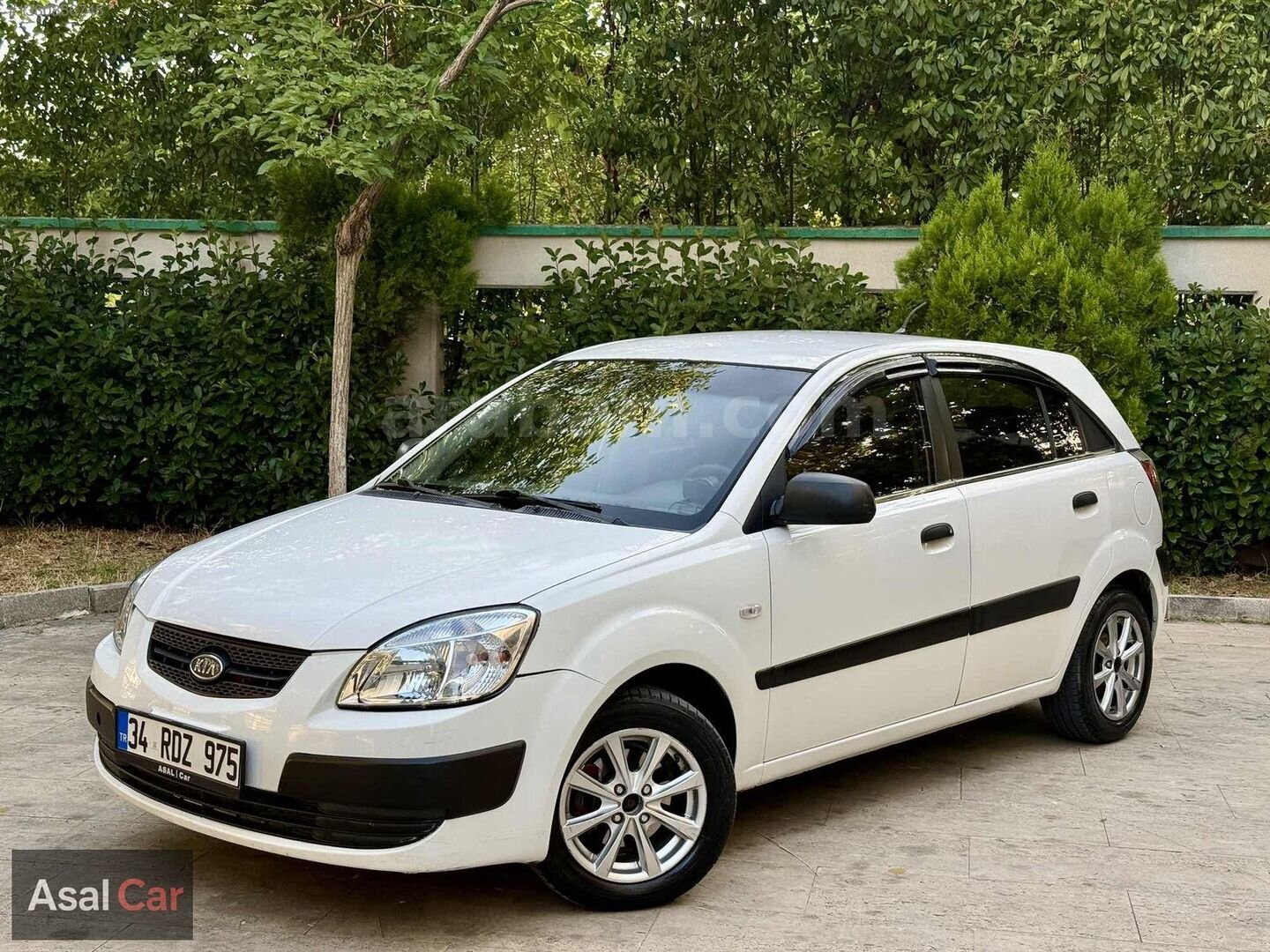 Galeriden Kia Rio 1.5 CRDi Trend 2009 Model İstanbul 240.000 km Beyaz 1