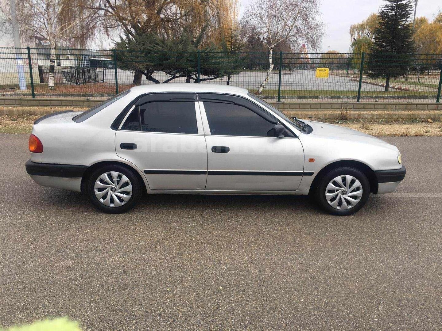 Sahibinden Toyota Corolla 1.3 Terra 2000 Model Uşak 370.000 km Gri (Gümüş) 3
