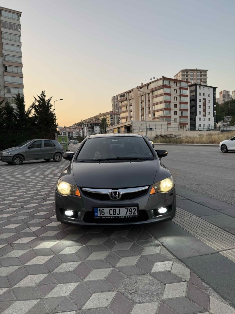 Sahibinden Honda Civic 1.6 Premium 2011 Model Bursa 196.000 km Füme 1