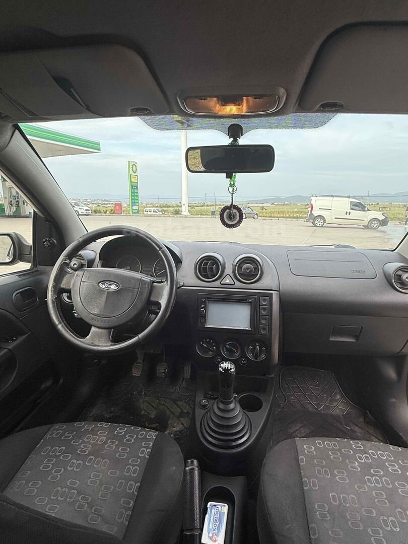Sahibinden Ford Fiesta 1.4 TDCi Comfort 2004 Model İzmir 270.000 km Beyaz 7
