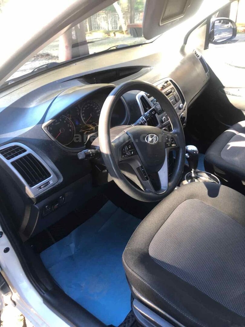 Sahibinden Hyundai i20 1.4 CVVT Sense 2012 Model İstanbul 162.000 km Beyaz 6
