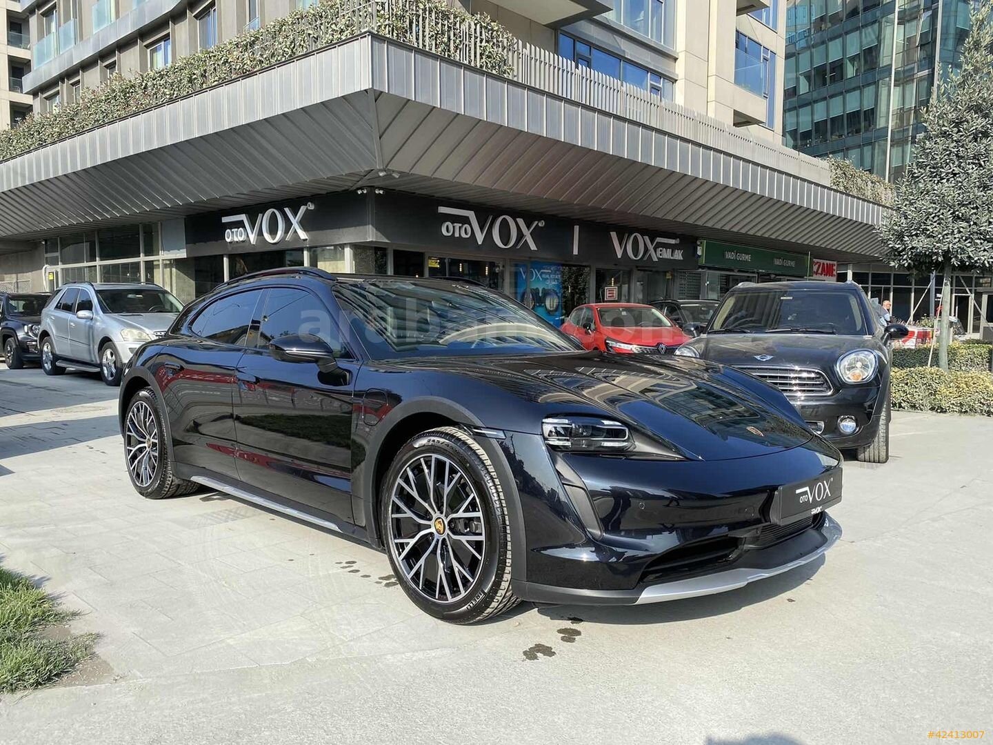 Galeriden Porsche Taycan Elektrik 4 Cross Turismo 2023 Model İstanbul 50.000 km Siyah 2