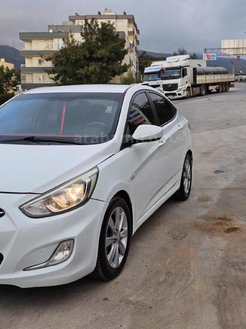 Sahibinden Hyundai Accent Blue 1.6 CRDI Biz 2015 Model Hatay 230.000 km Beyaz 4