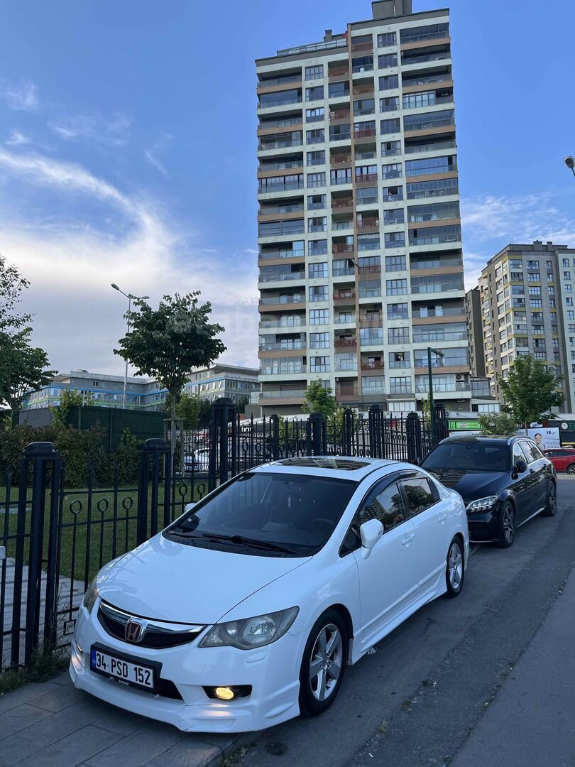 Sahibinden Honda Civic 1.6i VTEC Elegance 2010 Model İstanbul 187.000 km Beyaz 3