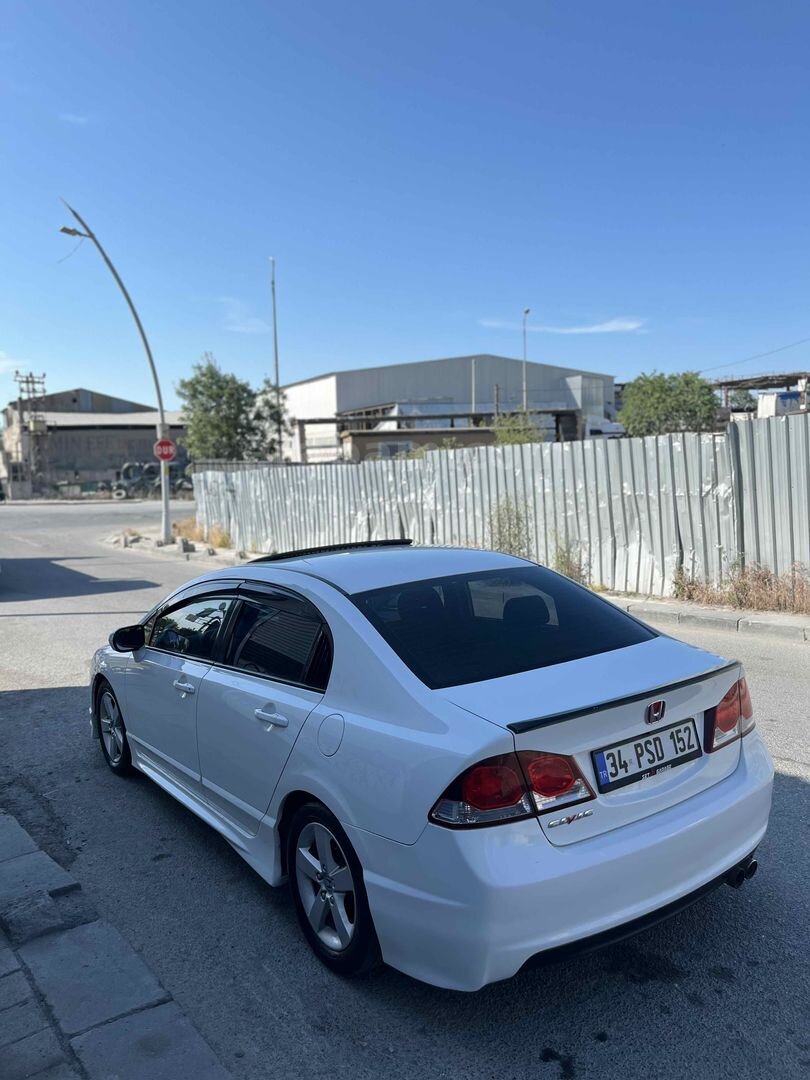 Sahibinden Honda Civic 1.6i VTEC Elegance 2010 Model İstanbul 187.000 km Beyaz 4