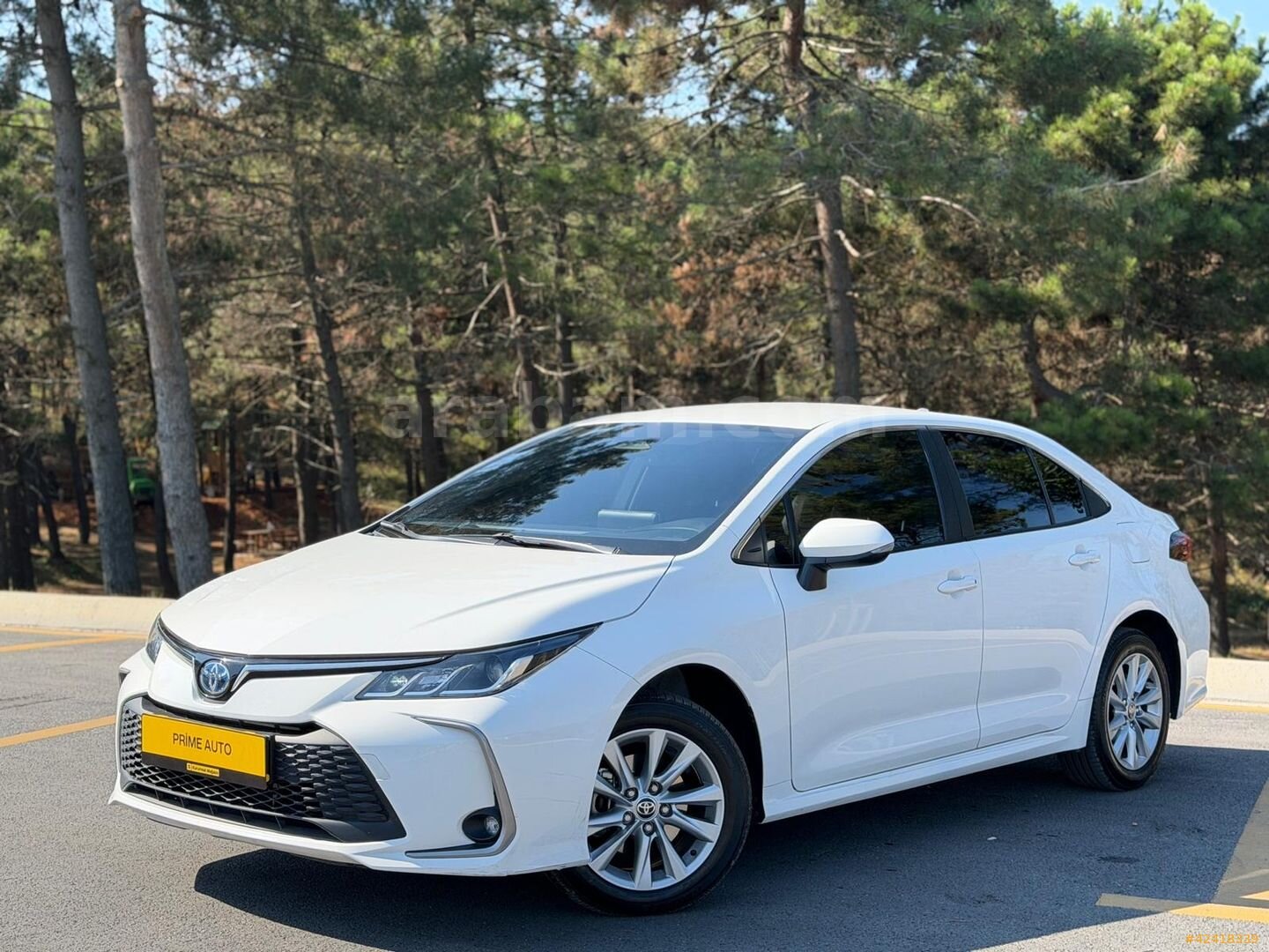 Galeriden Toyota Corolla 1.8 Hybrid Dream 2024 Model İstanbul 12.000 km Beyaz 3