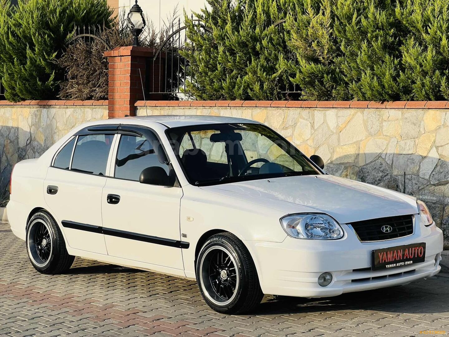 Galeriden Hyundai Accent 1.5 CRDi Admire 2004 Model İzmir 305.000 km Beyaz 3