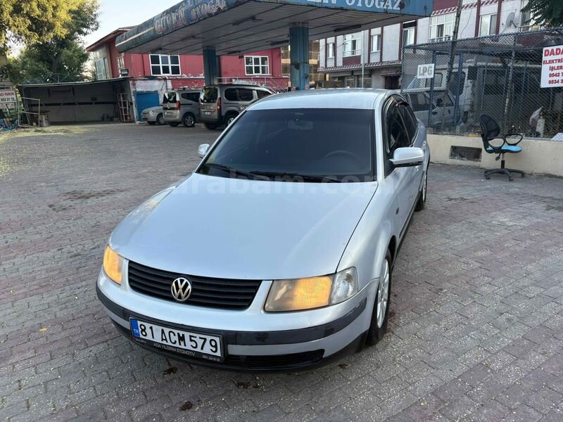 Galeriden Volkswagen Passat 1.8 Comfortline 2000 Model İstanbul 445.000 km Gri