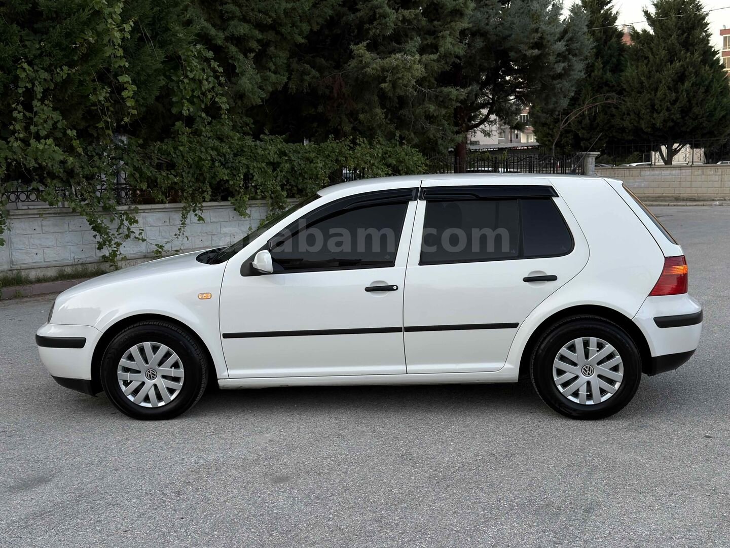 Galeriden Volkswagen Golf 1.6 Trendline 2001 Model Konya 300.000 km Beyaz 3