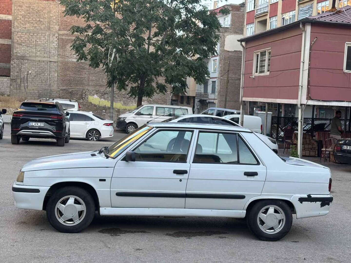 Sahibinden Renault R 9 1.4 Broadway RNi 2000 Model Elazığ 300.000 km Beyaz 2