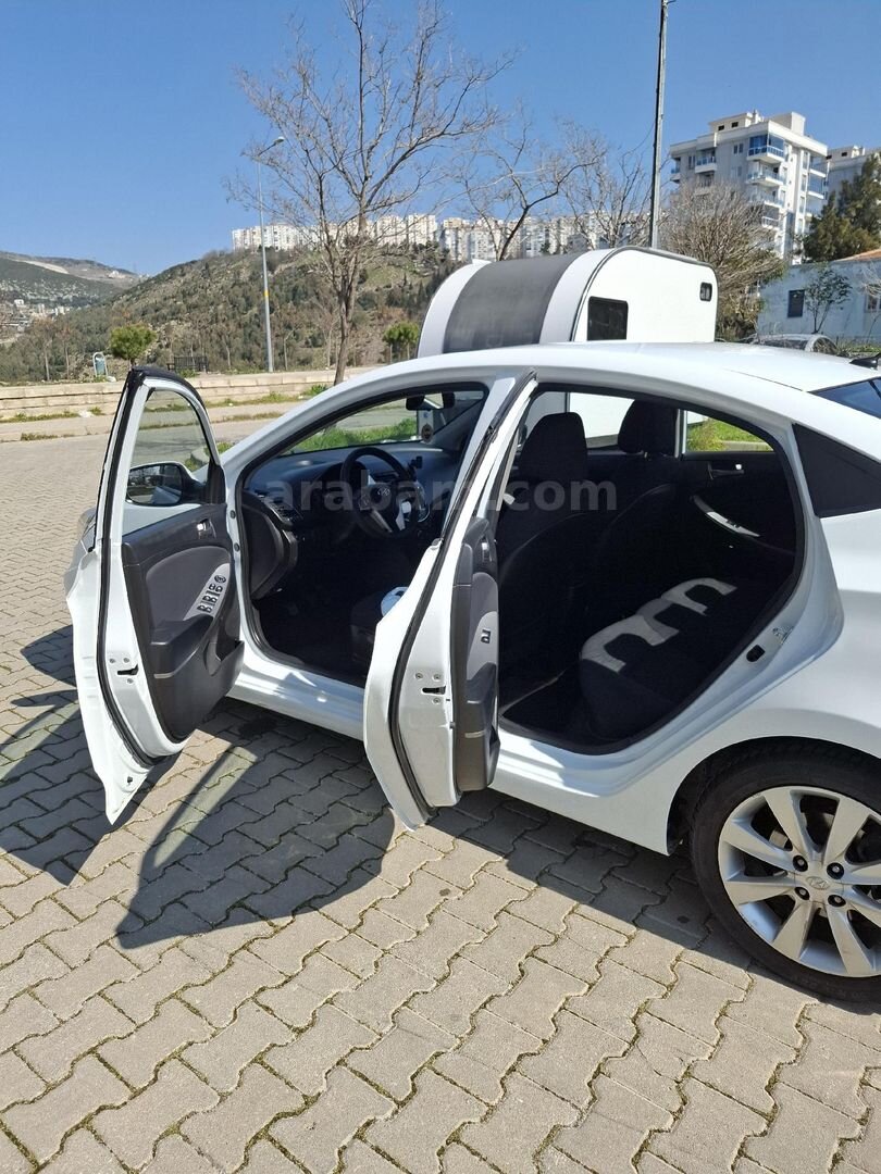 Sahibinden Hyundai Accent Blue 1.6 CRDI Mode Plus 2015 Model İzmir 191.500 km Beyaz 3