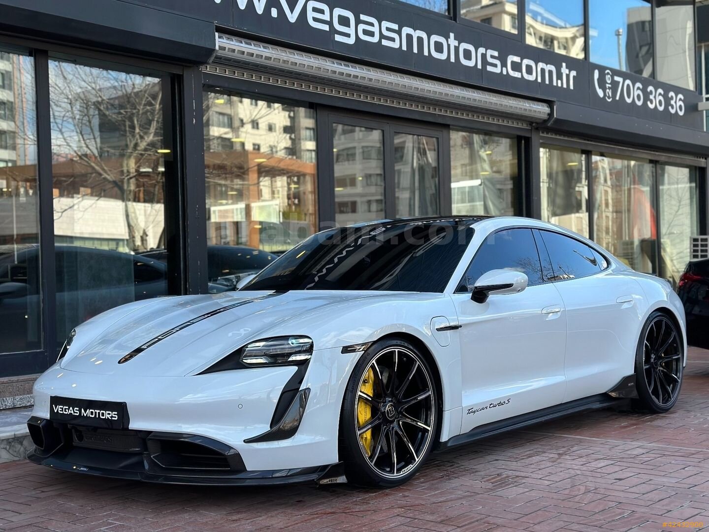 Galeriden Porsche Taycan Elektrik Turbo S 2020 Model İstanbul 40.000 km Beyaz 1