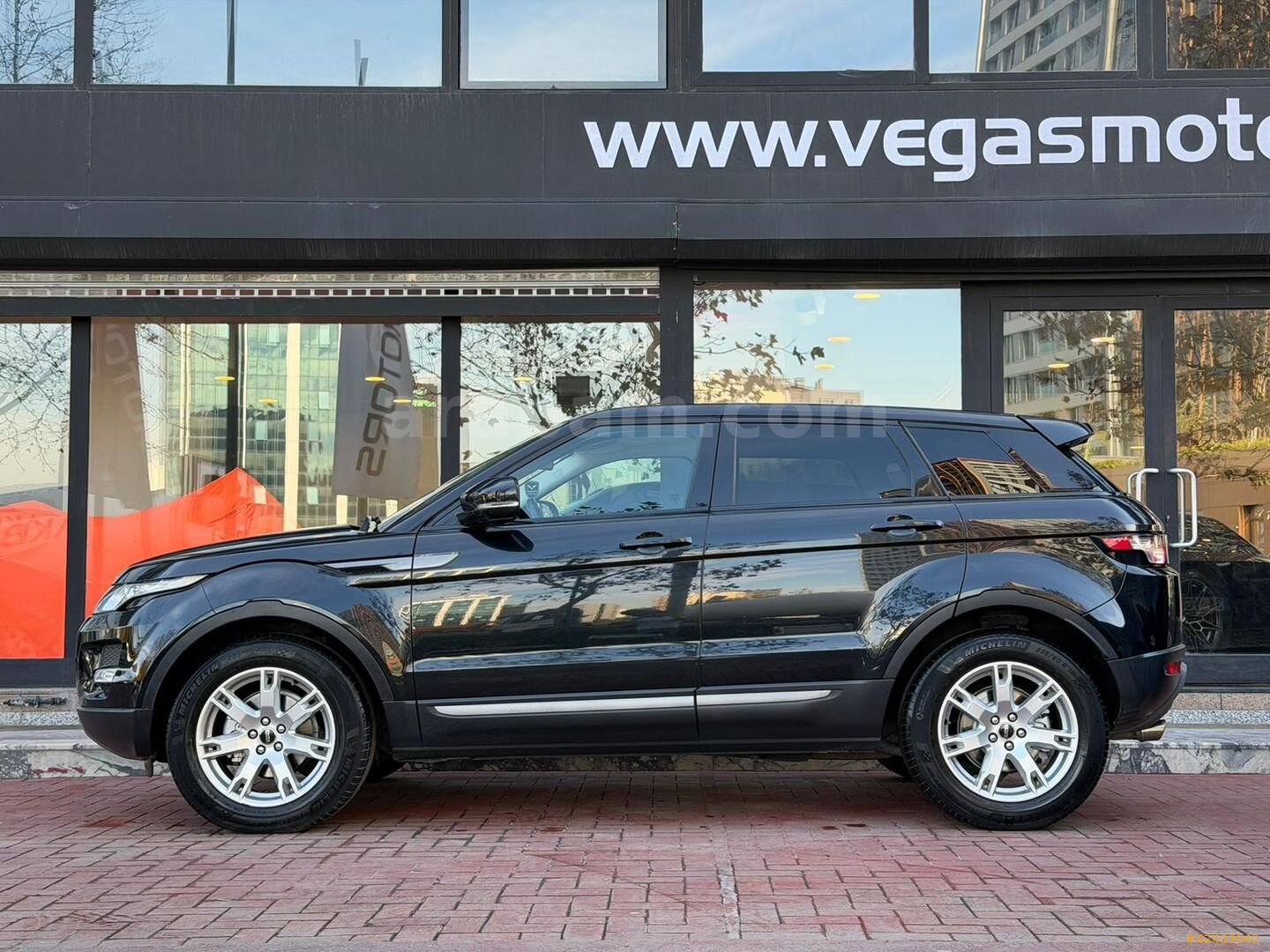 Galeriden Land Rover Range Evoque 2.0 Si4 Pure 2012 Model İstanbul 35.000 km Siyah 5