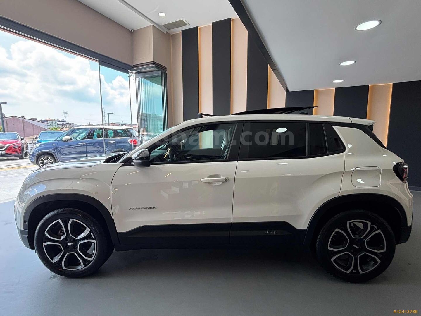 Galeriden Jeep Avenger Hybrid 1.2 Summit 2025 Model İstanbul 6.001 km Beyaz 4