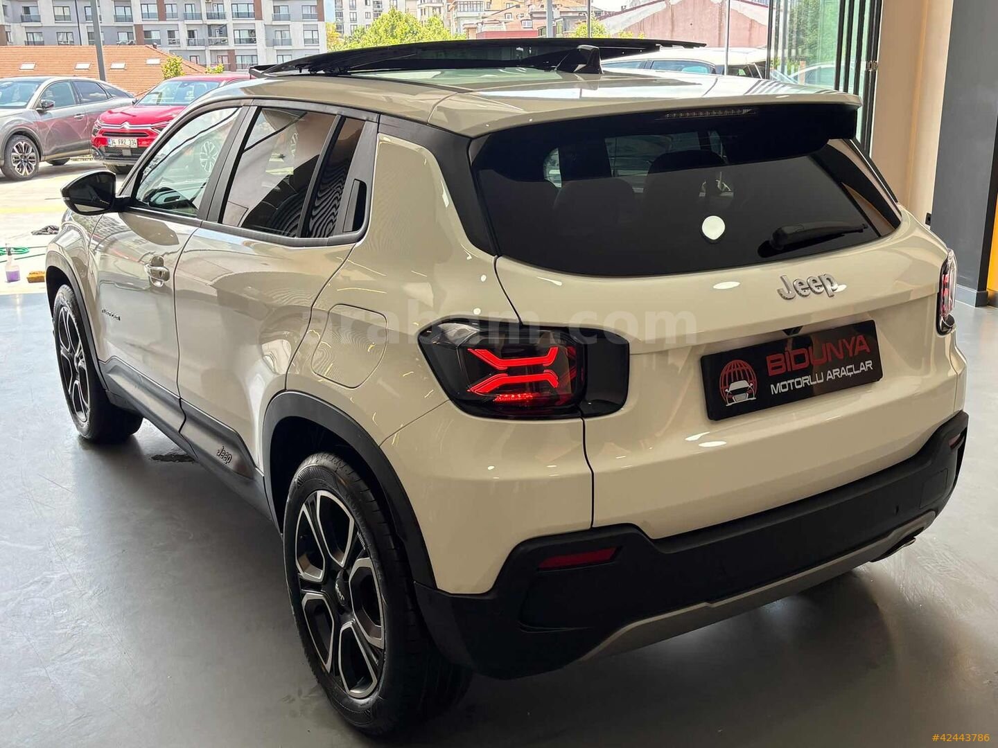 Galeriden Jeep Avenger Hybrid 1.2 Summit 2025 Model İstanbul 6.001 km Beyaz 5