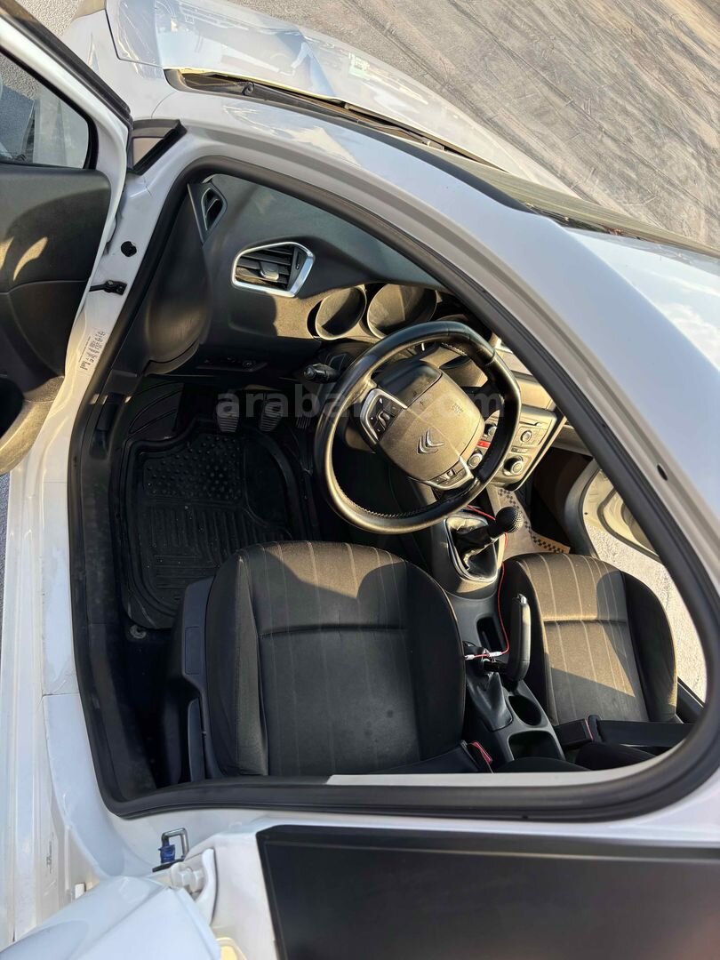 Sahibinden Citroen C4 1.4 VTi Attraction 2012 Model Antalya 299.000 km Beyaz 7