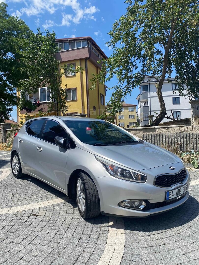 Sahibinden Kia Ceed 1.6 CRDi Concept 2012 Model Sakarya 203.000 km Gri (Gümüş) 3