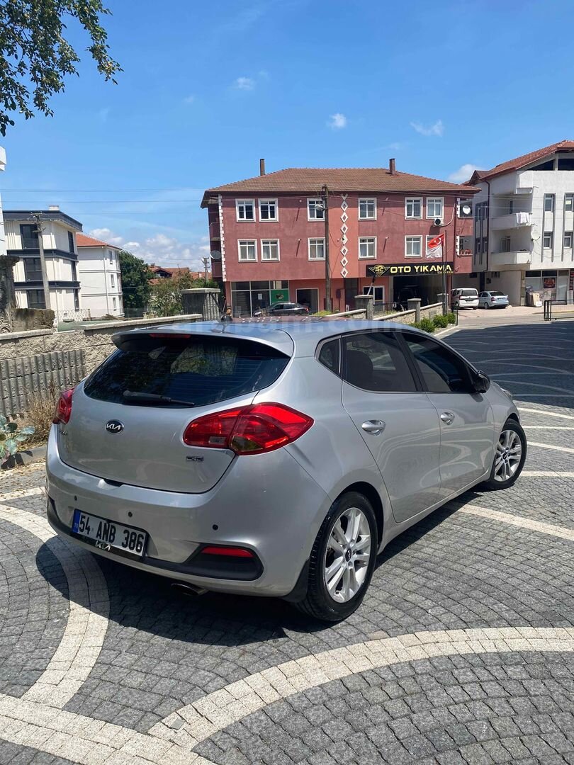 Sahibinden Kia Ceed 1.6 CRDi Concept 2012 Model Sakarya 203.000 km Gri (Gümüş) 4
