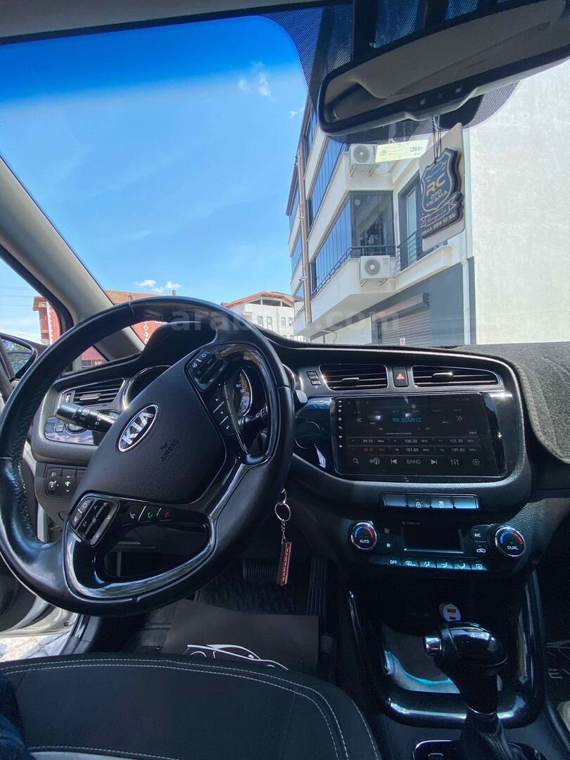 Sahibinden Kia Ceed 1.6 CRDi Concept 2012 Model Sakarya 203.000 km Gri (Gümüş) 7