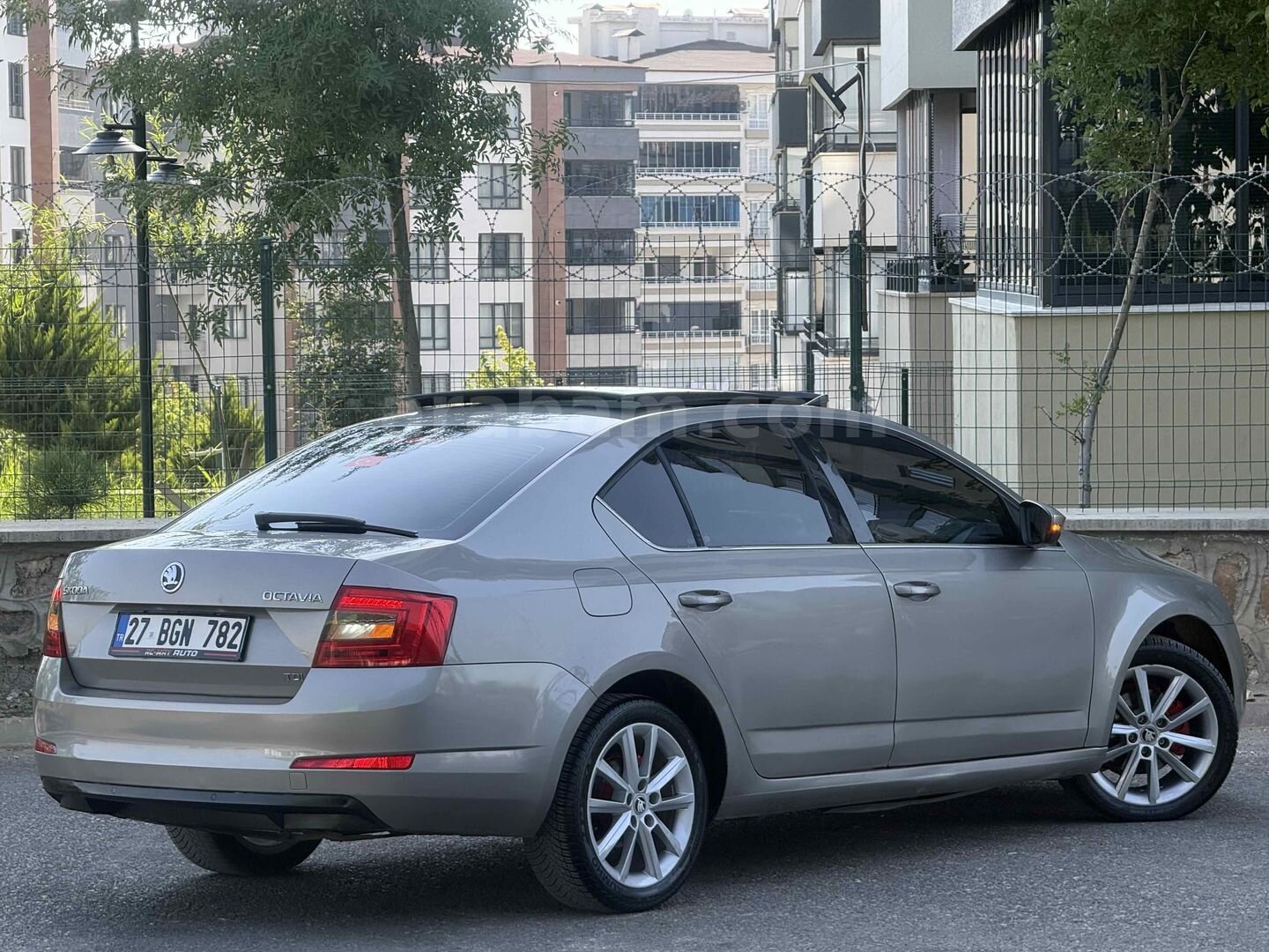 Galeriden Skoda Octavia 1.6 TDI Elegance 2013 Model Gaziantep 270.000 km Şampanya 6
