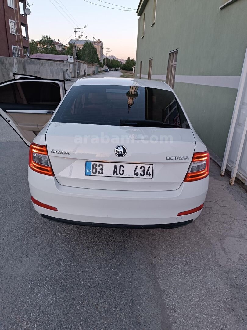 Sahibinden Skoda Octavia 1.6 TDI Style 2015 Model Van 86.000 km Beyaz 4