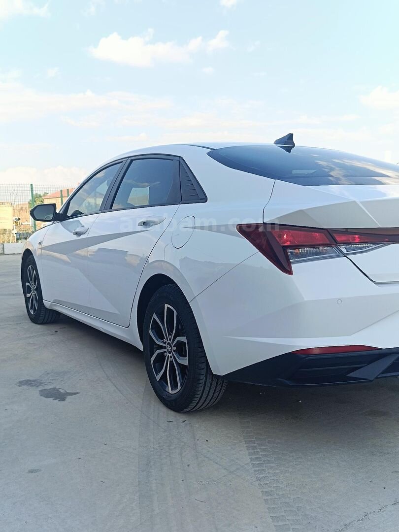 Sahibinden Hyundai Elantra 1.6 MPI Style Comfort 2021 Model Yozgat 124.400 km Beyaz 5