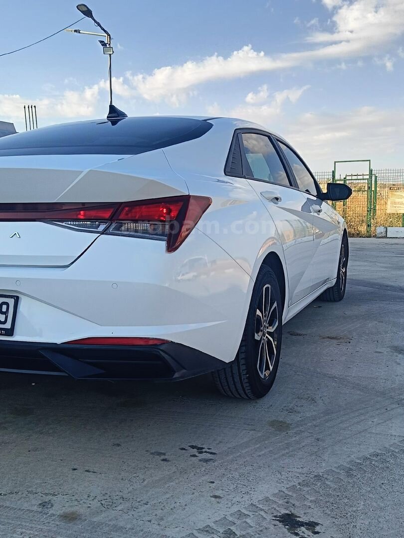 Sahibinden Hyundai Elantra 1.6 MPI Style Comfort 2021 Model Yozgat 124.400 km Beyaz 4