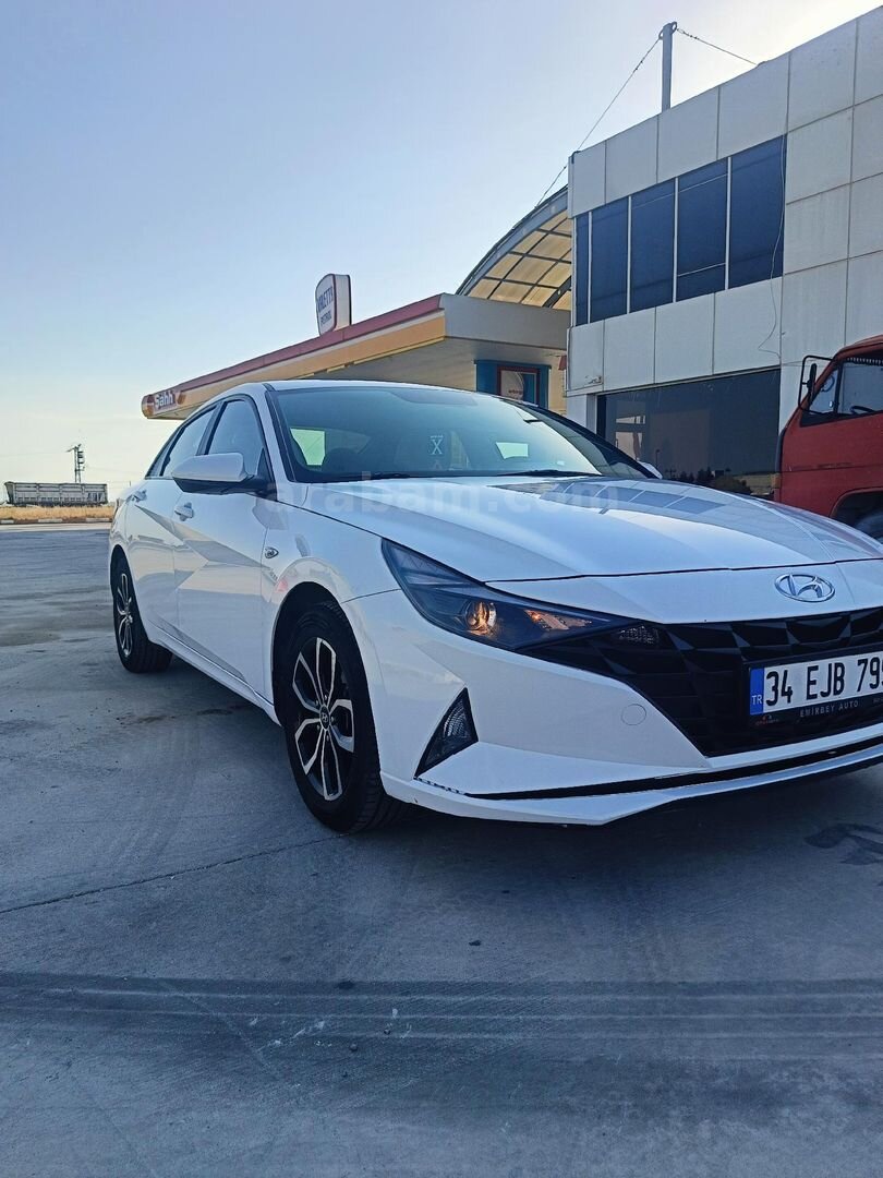 Sahibinden Hyundai Elantra 1.6 MPI Style Comfort 2021 Model Yozgat 124.400 km Beyaz 3