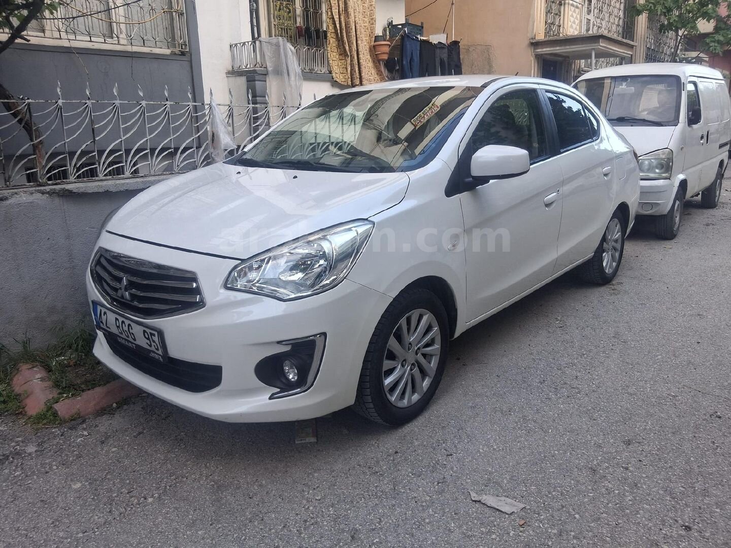 Sahibinden Mitsubishi Attrage 1.2 Intense 2015 Model Gaziantep 30.000 km Beyaz 2