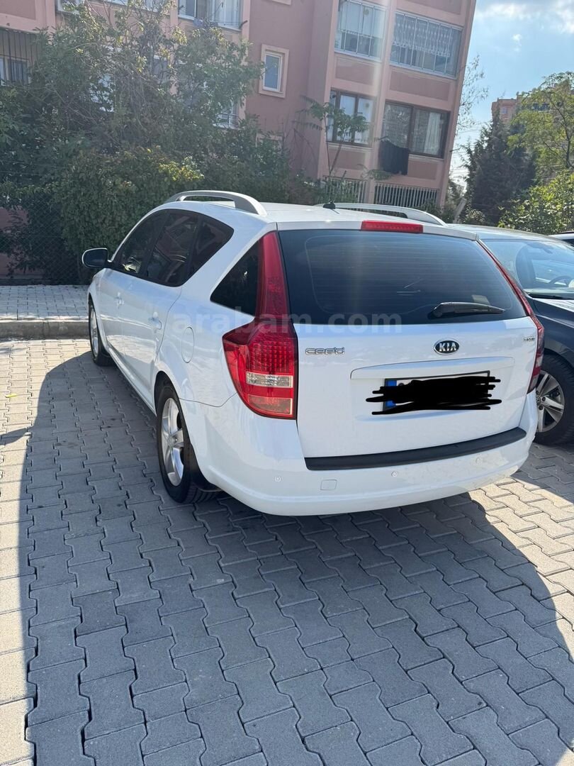 Sahibinden Kia Ceed 1.6 CRDi Motion SW 2011 Model Diyarbakır 208.500 km Beyaz 4