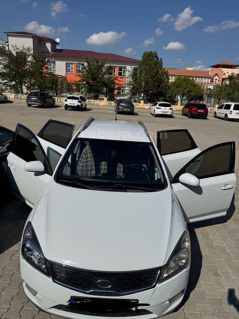 Sahibinden Kia Ceed 1.6 CRDi Motion SW 2011 Model Diyarbakır 208.500 km Beyaz 3